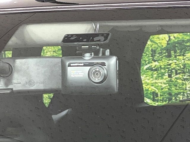 【ドライブレコーダー】安心・安全なカーライフに必須のドライブレコーダーを装備!走行中はもちろん、あおり運転や事故に遭遇した際の状況も映像で記録し、万一のリスクに備えます。