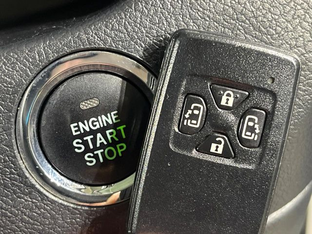 【スマートキー】カバンやポケットに入れたままでもドアの施錠・解錠が可能なスマートキーを装備。エンジンのオン・オフ時もカギを取り出す必要が無いからとっても便利です♪