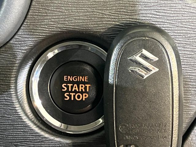 【キーレススタートシステム】カバンやポケットに入れたままでもドアの施錠・解錠が可能なスマートキーを装備。エンジンのオン・オフ時もカギを取り出す必要が無いからとっても便利です♪