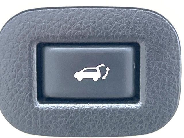 【パワーバックドア】スマートキーや運転席のボタンを押すだけでリアゲートが自動で開閉します!荷物を持っている時や、高い位置にあるバックドアを閉める際に便利な機能です♪