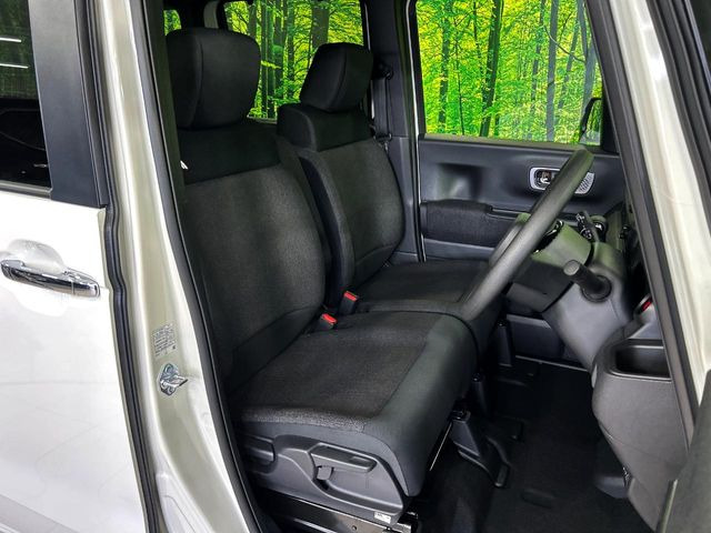 運転席まわりには十分なスペースがあり、大柄な方でもゆったり運転していただける環境です。