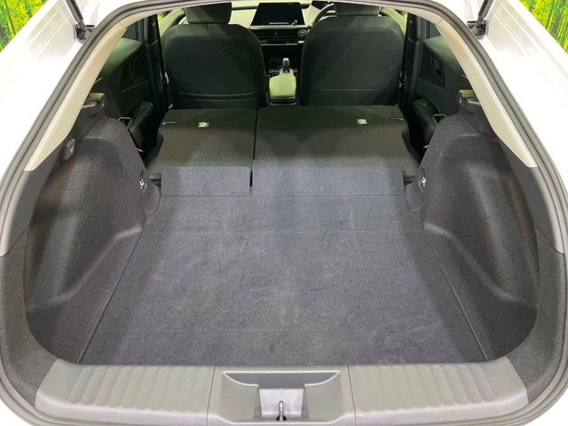 ラゲッジルームは、大容量のスペースを確保。普段のお買い物からレジャーまで、幅広く活躍してくれます!また、リアシートを倒すことでバリエーション豊かにお使いいただけます。