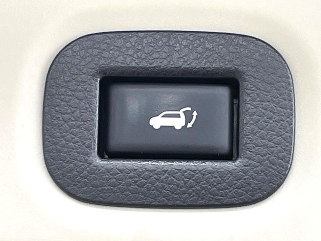 【パワーバックドア】スマートキーや運転席のボタンを押すだけでリアゲートが自動で開閉します!荷物を持っている時や、高い位置にあるバックドアを閉める際に便利な機能です♪