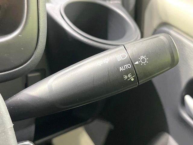 【オートライト】周りの明るさに応じて自動でヘッドライトの点灯・消灯ができる機能です!ライトの付け忘れ・消し忘れなどが無くなり、雨の日や夕方の走行も安心!トンネル通過時も便利ですね♪