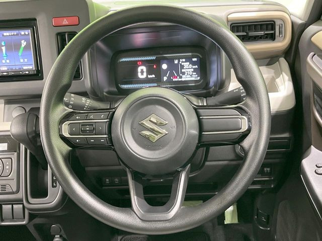 �C���e���A�ɍ��킹���f�U�C���̃X�e�A�����O�́A�^�]�������̂��Ƃ��l���A�^�]���₷���`��A�傫���ł��B�����x�A���ۂɐG���Ă��m���߂��������B