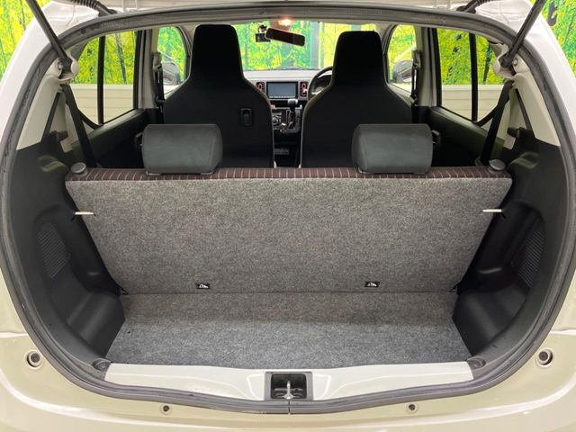 ���i�̂���������ʋ΁A���}���ɏ\���ȉ׎��X�y�[�X���m�ۂ��Ă���܂��B�Z�J���h�V�[�g��|���ƁA�傫�ȉו��̐ύڂ��\�ł���