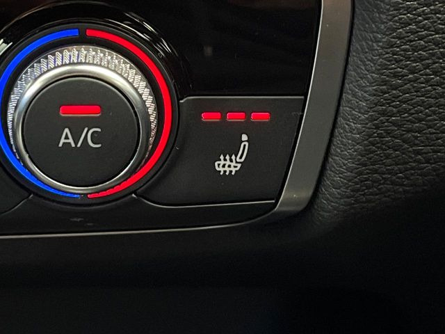 ●フロントシートヒーティング:運転席・助手席共に三段階で調節が可能なシートヒーターを装備しております。季節を問わず快適にご使用いただけます。