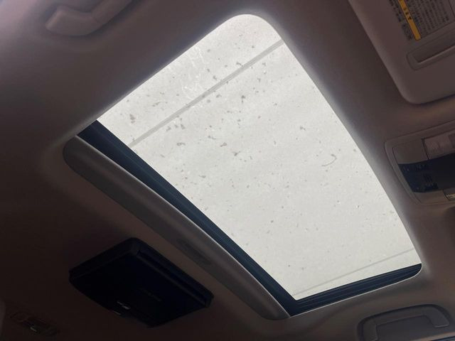 【サンルーフ】開放感たっぷりの希少装備、サンルーフが装着されています!車内に明かりを取り入れたり景色を楽しむ以外にも、車内の空気も簡単に換気できて快適です!