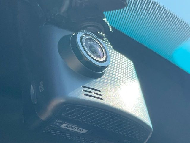 【ドライブレコーダー】安心・安全なカーライフに必須のドライブレコーダーを装備!走行中はもちろん、あおり運転や事故に遭遇した際の状況も映像で記録し、万一のリスクに備えます。