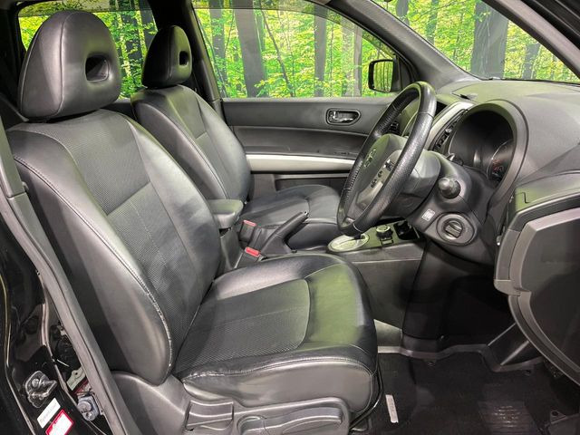 【合皮レザーシート】汚れのふき取りが容易でメンテナンスもが簡単な、機能性に優れる合成皮革を採用した上質なシートです。座り心地もよく、高級感あふれる心地良い車内空間を演出してくれます。