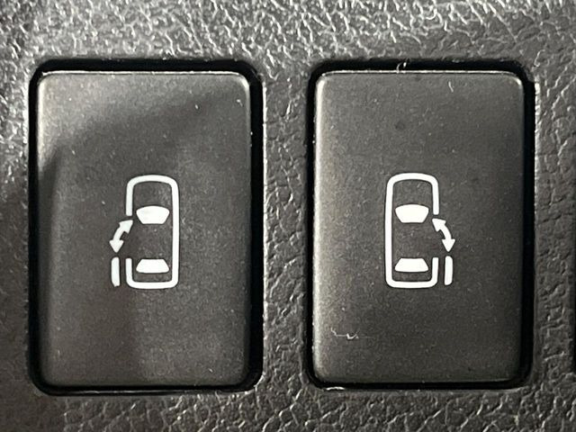 【両側パワースライドドア】スマートキーや運転席のスイッチで後席両側スライドドアの開閉が可能♪電動だから力を入れてドアを開ける必要が無く、小さなお子様でも簡単に開け閉めでき快適です♪