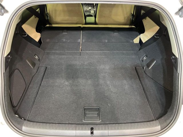 ラゲッジルームは、大容量のスペースを確保。普段のお買い物からレジャーまで、幅広く活躍してくれます!また、リアシートを倒すことでバリエーション豊かにお使いいただけます。