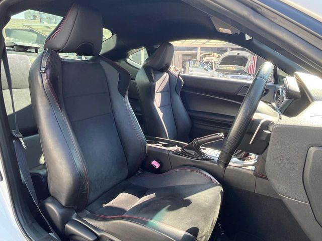 【専用スポーツシート】ホールド性に優れ、カーブ時の体が流れを抑制してくれます。また、体にフィットするから腰や背中が疲れにくく、ロングドライブや高速走行でも快適にお過ごしいただけます♪