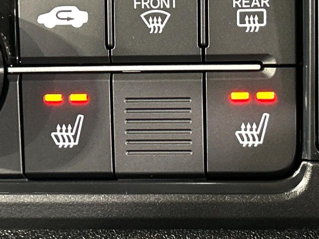 【シートヒーター】寒い日に重宝するシートヒーター!エアコンより早く温まってくれるので寒がりの人も安心ですね♪エアコンの温風は乾燥するから苦手、という方にもをおすすめです。