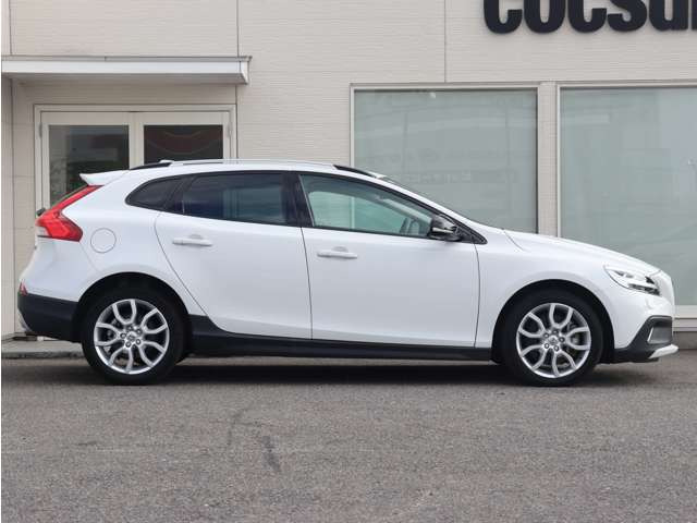 【消耗部品7品目の新品交換】エンジンオイル、オイルフィルター、メインバッテリー、前後ワイパーゴム、ブレーキフルード、冷却水、エアコンフィルターを新品交換します。