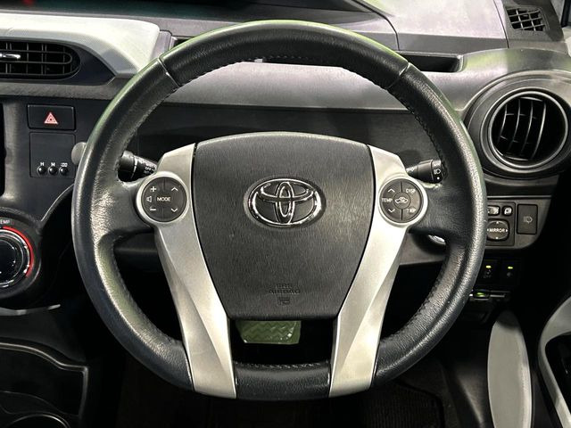 �C���e���A�ɍ��킹���f�U�C���̃X�e�A�����O�́A�^�]�������̂��Ƃ��l���A�^�]���₷���`��A�傫���ł��B�����x�A���ۂɐG���Ă��m���߂��������B