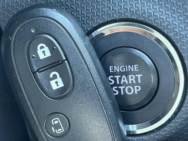 【キーレススタートシステム】カバンやポケットに入れたままでもドアの施錠・解錠が可能なスマートキーを装備。エンジンのオン・オフ時もカギを取り出す必要が無いからとっても便利です♪