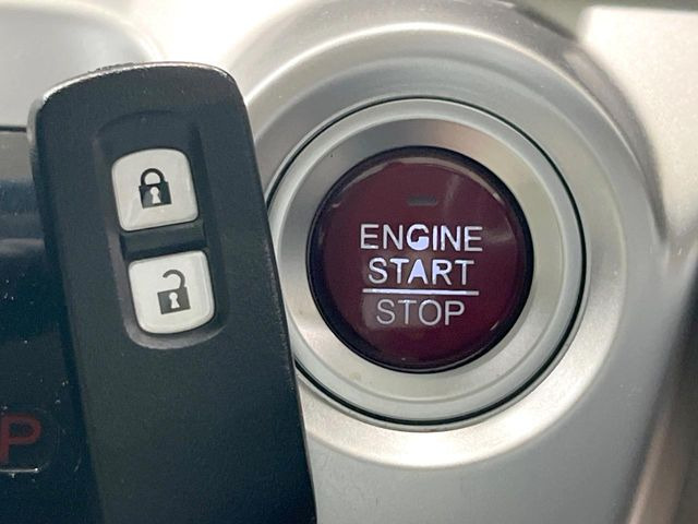 �yHonda�X�}�[�g�L�[�z�J�o����|�P�b�g�ɓ��ꂽ�܂܂ł��h�A�̎{���E�������\�ȃX�}�[�g�L�[�𑕔��B�G���W���̃I���E�I�t�����J�M�����o���K�v����������Ƃ��Ă��֗��ł���