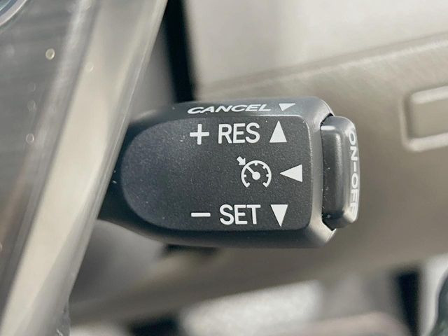 【クルーズコントロール】高速道路もラクラク走行。アクセルを離しても一定速度で走行ができ、長距離運転時の負担を軽減!加速・減速も簡単なスイッチ操作で調整できます。