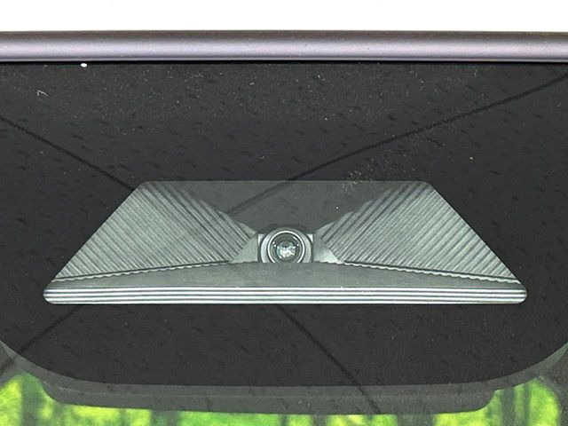 【ホンダセンシング】走行中に前方の車両等を認識し、衝突しそうな時は警報とブレーキで衝突回避と被害軽減をアシスト。より安全にドライブをお楽しみいただけます。