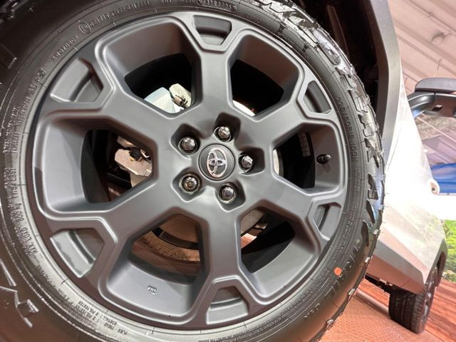 �y����18�C���`�A���~�z�C�[���z�O�ςɃ}�b�`���������A���~�z�C�[���𑕒����Ă���܂��B�e��ЊO�A���~�z�C�[����A�X�^�b�h���X�^�C�����戵�����Ă���܂��B���񂲑��k����������