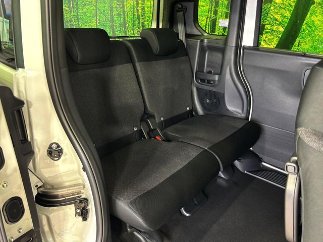 広々とした2列目シートは居住性が高く、居心地も快適!友達や家族とのお出かけにぴったりです。ベビーシートやチャイルドシート使用時も快適にお過ごしいただける十分な空間を確保しています。