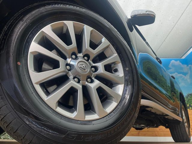 【純正18インチアルミホイール】外観にマッチした純正アルミホイールを装着しております。各種社外アルミホイールや、スタッドレスタイヤも取扱いしております。是非ご相談ください♪