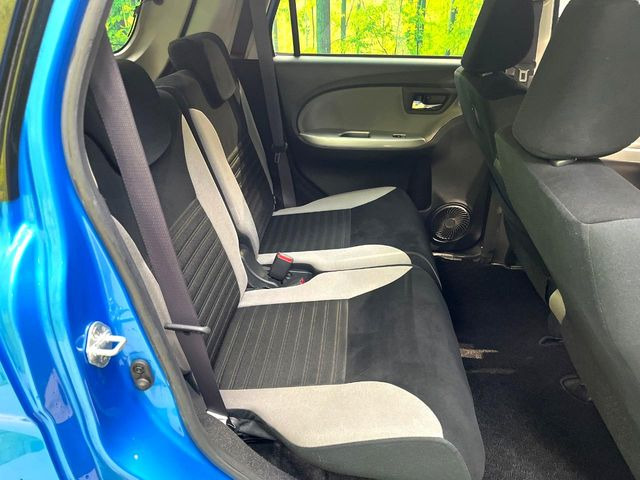 後部座席も気になるようなキズ・汚れやへたり等、大きなダメージはなく、良好な状態です。