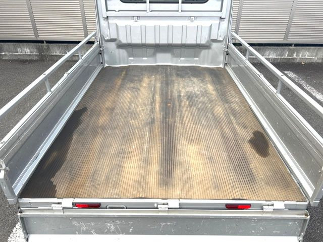 積み下ろしのしやすいデッキにはたっぷりと荷物を積み込んでいただけます。遊びから仕事まで、様々なシーンで頼れます♪