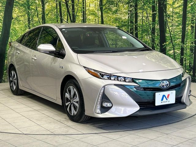 高透明度のガラス皮膜で撥水はもちろん、上質なツヤ・光沢を実現。紫外線や酸性雨から大切な愛車を保護し、色あせ・劣化を防止。「弾スプラッシュコート」、「弾プリミッサコート」からお選びいただけます。