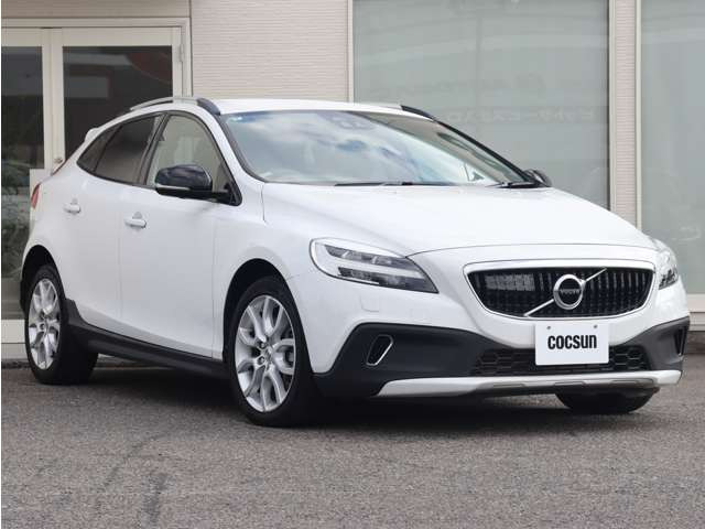 【最大91項目の点検整備】ボルボに精通した整備士が、車両の状態について最大91項目に及ぶチェック基準で厳密な点検整備を実施します。納車時には点検整備内容を記録した点検整備記録簿をお渡しします。