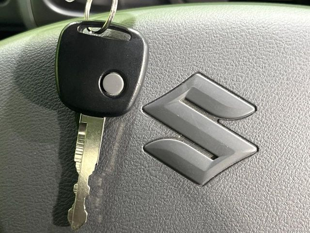 【キーレス】少し離れた場所からでもボタン一つでドアの開錠・施錠ができるのでとっても便利!ドアの鍵穴周りに傷をつけることもありません♪