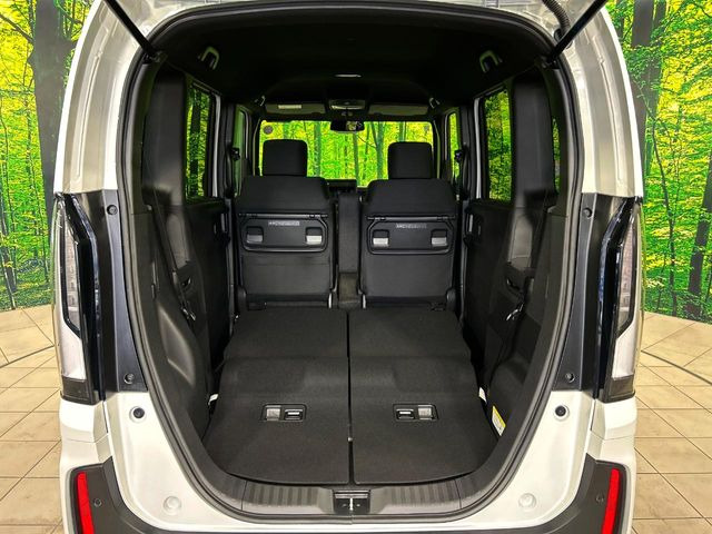 後席を格納すると、これだけの広さが!シーンに合わせたシートアレンジで、大きな荷物も積むことが出来ます♪