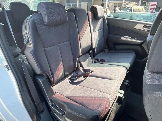 後部座席も気になるようなキズ・汚れやへたり等、大きなダメージはなく、良好な状態です。