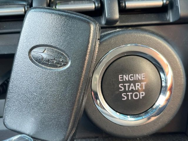 【アクセスキー&プッシュスタート】カバンやポケットに入れたままでもドアの施錠・解錠が可能なスマートキーを装備。エンジンのオン・オフ時もカギを取り出す必要が無く、ボタンをプッシュするだけでOK♪