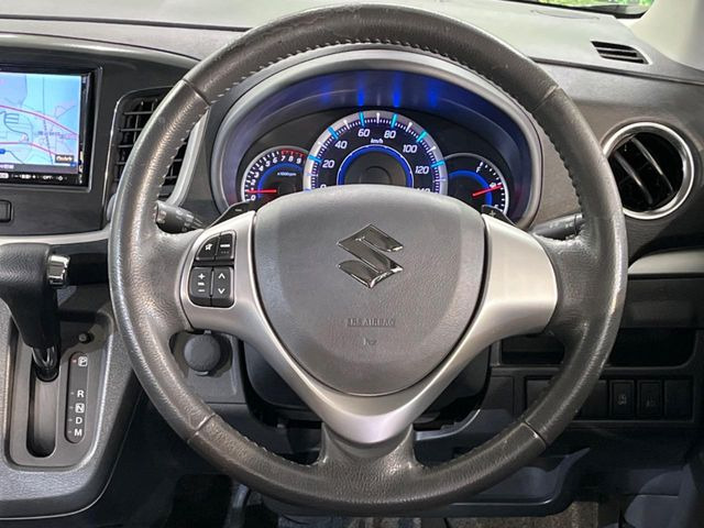 インテリアに合わせたデザインのステアリングは、運転される方のことも考え、運転しやすい形状、大きさです。是非一度、実際に触ってお確かめください。