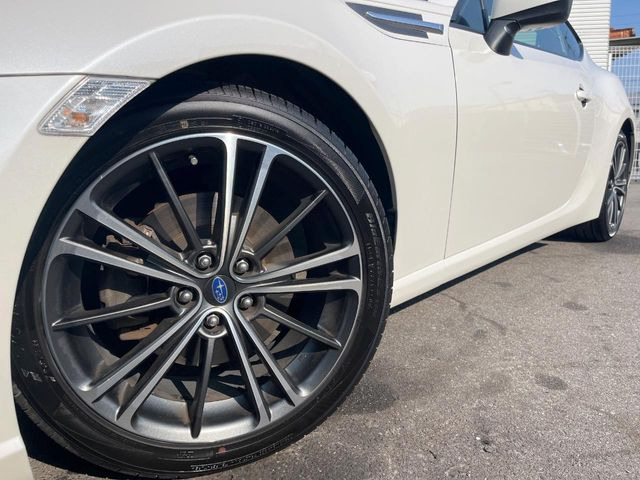 【純正17インチアルミホイール】外観にマッチした純正アルミホイールを装着しております。各種社外アルミホイールや、スタッドレスタイヤも取扱いしております。是非ご相談ください♪