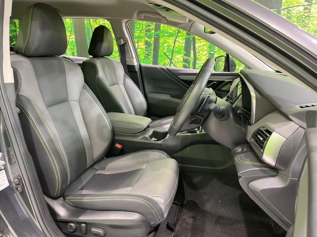 【ハーフレザーシート】高級感と座り心地を両立した人気のシート♪背面・座面のファブリック素材は、通気性の良さや滑りにくさに優れています。気温や服装に左右されず快適にお乗りいただけます。