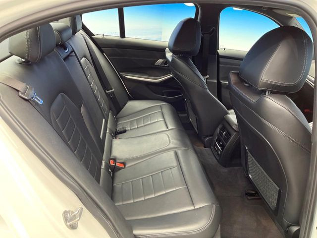 ●後部座席も気になるようなキズ・汚れやへたり等、大きなダメージはなく、良好な状態です。