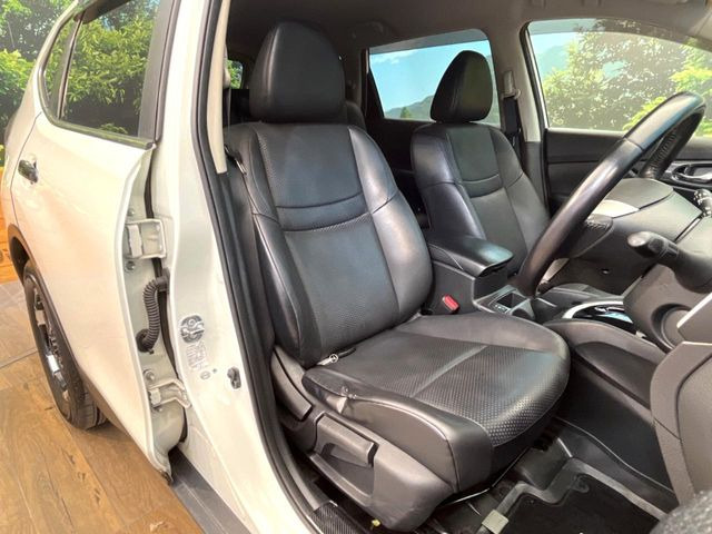 【合皮レザーシート】汚れのふき取りが容易でメンテナンスもが簡単な、機能性に優れる合成皮革を採用した上質なシートです。座り心地もよく、高級感あふれる心地良い車内空間を演出してくれます。