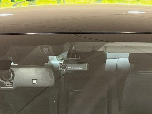 【エマージェンシーブレーキ】走行中に前方の車両等を認識し、衝突しそうな時は警報とブレーキで衝突回避と被害軽減をアシスト。より安全にドライブをお楽しみいただけます。