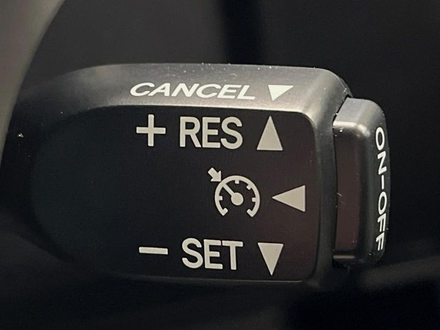 【クルーズコントロール】高速道路もラクラク走行。アクセルを離しても一定速度で走行ができ、長距離運転時の負担を軽減!加速・減速も簡単なスイッチ操作で調整できます。