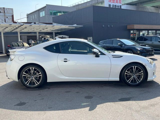 高透明度のガラス皮膜で撥水はもちろん、上質なツヤ・光沢を実現。紫外線や酸性雨から大切な愛車を保護し、色あせ・劣化を防止。「弾スプラッシュコート」、「弾プリミッサコート」からお選びいただけます。