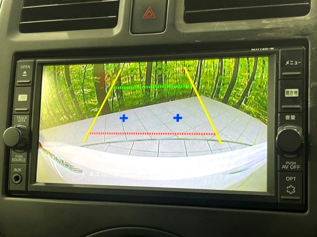 【バックカメラ】駐車時に後方がリアルタイム映像で確認できます。大型商業施設や立体駐車場での駐車時や、夜間のバック時に大活躍!運転スキルに関わらず、今や必須となった装備のひとつです!