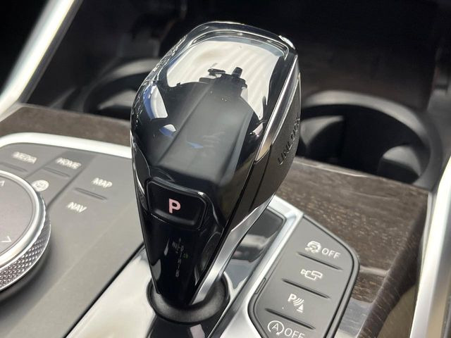 ●MTモード付きAT:通常は自動でおこなわれる変速(ギアチェンジ)をドライバーの操作によって意図的に変えられるシステムです。より一層普段のドライブをお楽しみいただけます!