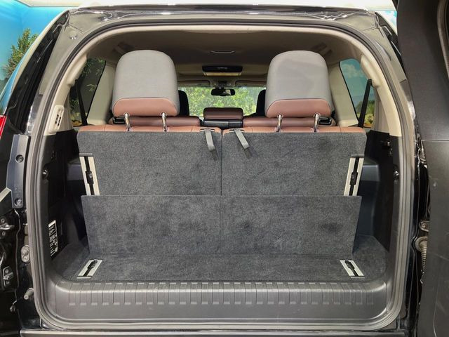 ラゲッジルームは、大容量のスペースを確保。普段のお買い物からレジャーまで、幅広く活躍してくれます!また、リアシートを倒すことでバリエーション豊かにお使いいただけます。