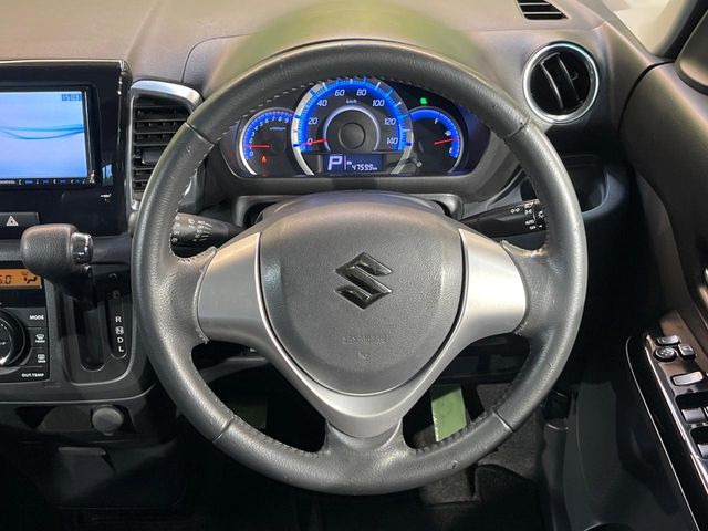 �C���e���A�ɍ��킹���f�U�C���̃X�e�A�����O�́A�^�]�������̂��Ƃ��l���A�^�]���₷���`��A�傫���ł��B�����x�A���ۂɐG���Ă��m���߂��������B