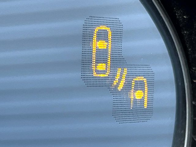 【ブラインドスポットモニタリング】走行中、ドアミラーの死角になりやすい箇所に後続車が接近するとサイドミラー付近に警告を表示、ドライバーに注意喚起をしてくれます。