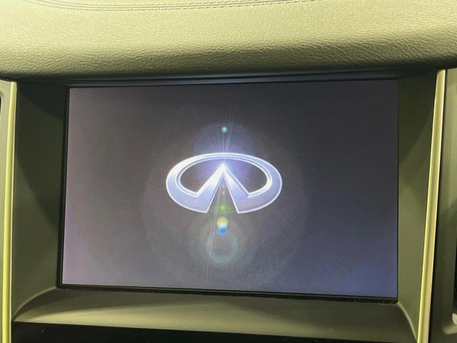 【メーカー純正ナビ】インテリアに溶け込むスタイリッシュな「専用設計」メーカーナビを装備♪視認性や操作性など基本性能にも優れ、より上質なカーライフをお楽しみいただけます。