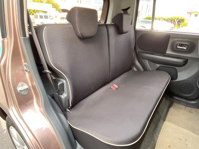 後部座席も気になるようなキズ・汚れやへたり等、大きなダメージはなく、良好な状態です。